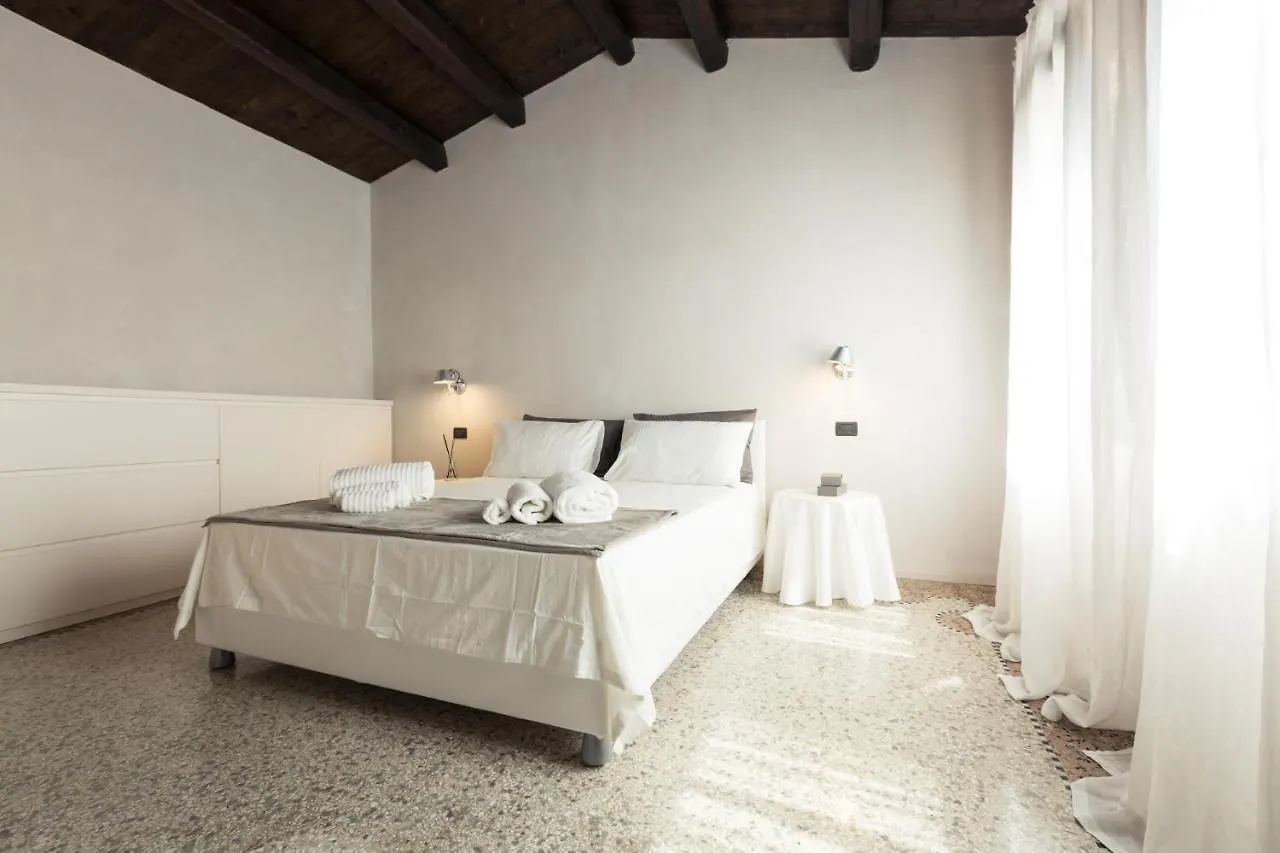 Amazing Modern Design Home, Campo Dei Mori. Wifi Venice Italy